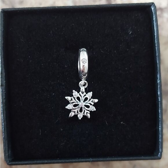 925 Sterling Silver Snowflake Charm - Picture 2 of 9